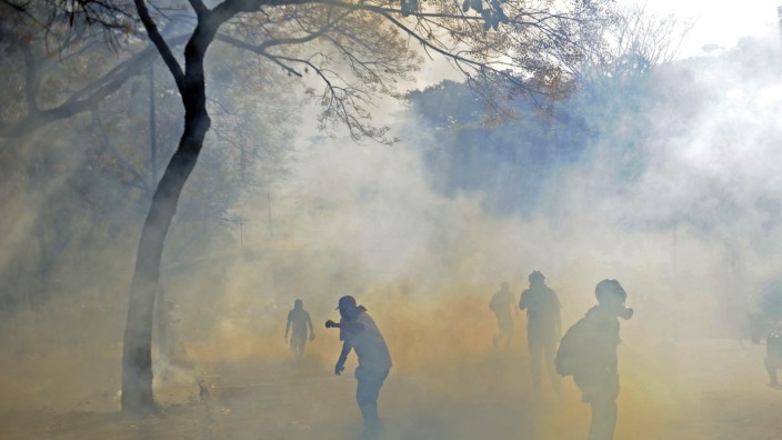 Proteste in Venezuela: Die Polizei versuchte am Mittwoch einen unangemeldeten Protestmarsch in Caracas mit Tränengas zu verhindern.
