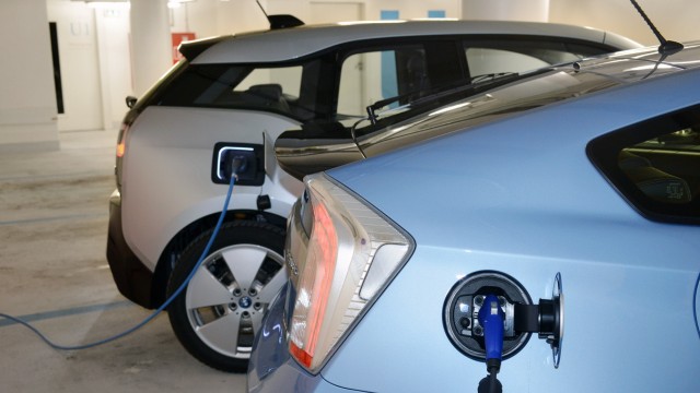 BMW i3 (hinten) und Toyota Prius Plug-in-Hybrid beim Ladevorgang.