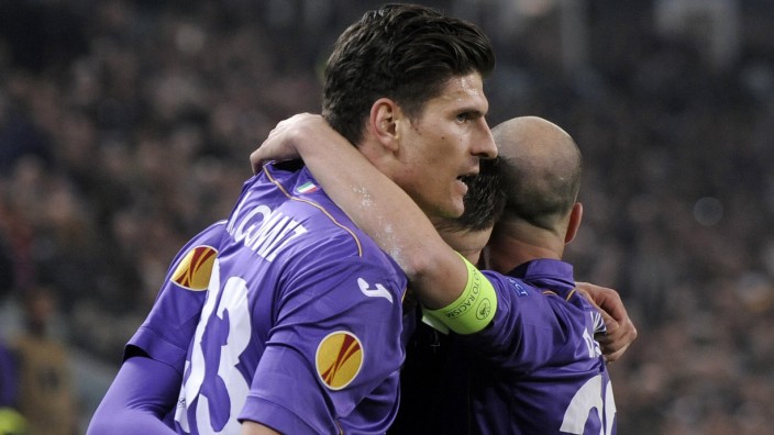 Fiorentina's Mario Gomez celebrates with teammates after scoring against Juventus during their Europa League round soccer match at Juventus stadium in Turin
