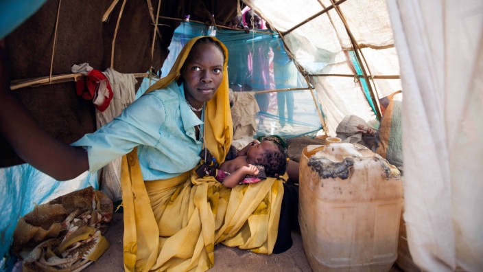 Darfur-Konflikt: Schutz und Geborgenheit: Ashia Saleh aus dem Darfur-Dorf Barkatil kümmert sich in einem Flüchtlingslager um ihr Kind.