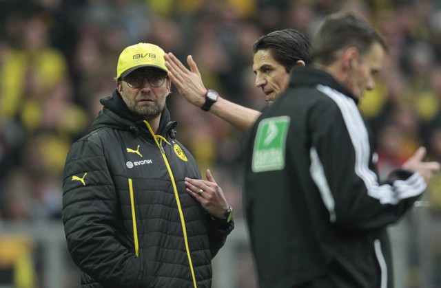 Referee Aytekin sends Borussia Dortmund's coach Klopp to the tribune during the German first division Bundesliga soccer match against Borussia Moenchengladbach in Dortmund