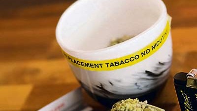Niederlande: Eine Tasse voll Marihuana in einem Amsterdamer Coffeeshop. Tabak-Konsum ist hier nicht mehr erlaubt.