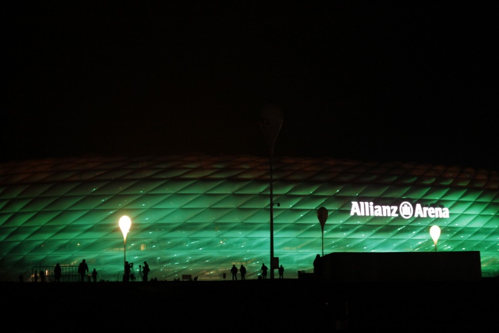 Grün beleuchtete Allianz-Arena zum St. Patrick's Day in München