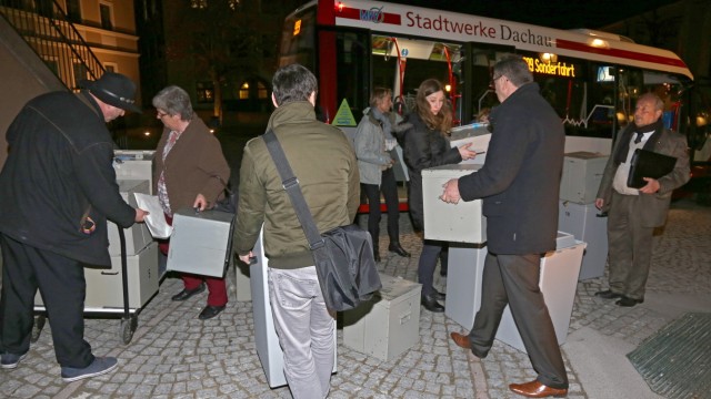 Stichwahl in Dachau: Ungewöhnliche Fahrgäste: In der Nacht von Sonntag auf Montag wurden Urnen mit Stimmzetteln von Stadtbussen aus den Wahllokalen ins Rathaus gebracht.
