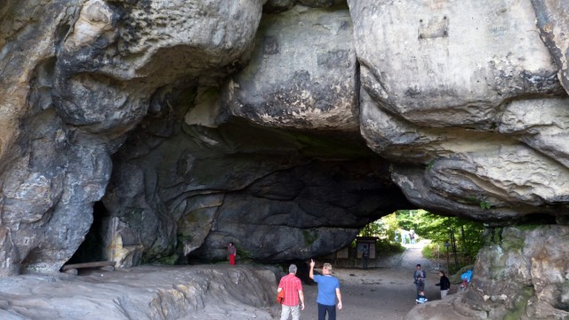 Felsenhöhle Kuhstall: Während des Dreißigjährigen Krieges haben die Bauern hier ihr Vieh vor den Schweden versteckt.