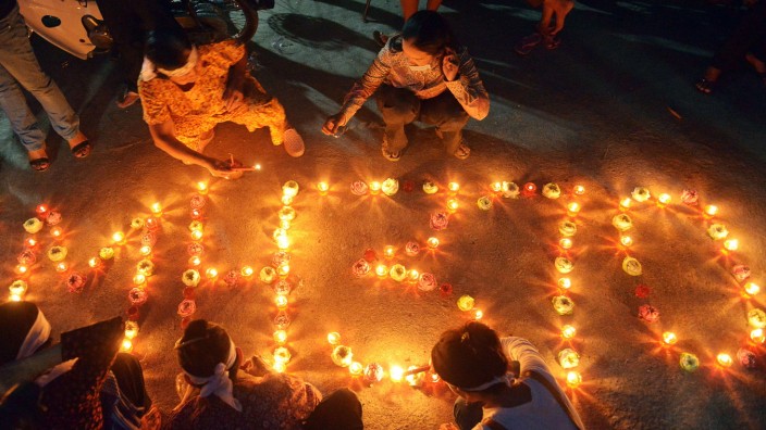 Malaysia Airlines MH370: Solidarität mit den Opfern: Bewohner eines Dorfes unweit der kambodschanischen Hauptstadt Phnom Penh zünden Kerzen für die Vermissten von Flug MH370 an