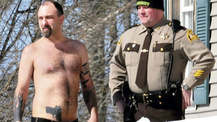 US-Bundesstaat Maine: Ein bedrohlich aussehendes Tattoo hat im US-Bundesstaat Maine einen Polizeieinsatz ausgelöst.