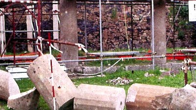Pompeji in Gefahr: Bild der Zerstörung:  Vandalen haben eine antike römische Säule umgestoßen.