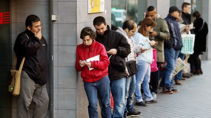 Spanierin über Jobsuche in Europa: Menschen stehen vor einem Arbeitsamt in der spanischen Hauptstadt Madrid an, um sich arbeitslos zu melden