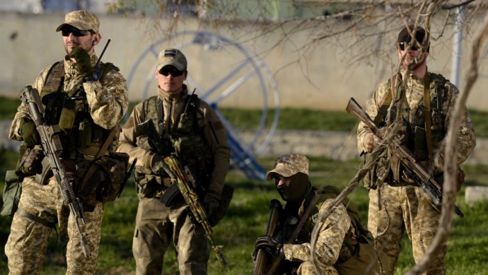 Crimea's self-defense units storm Belbek military base