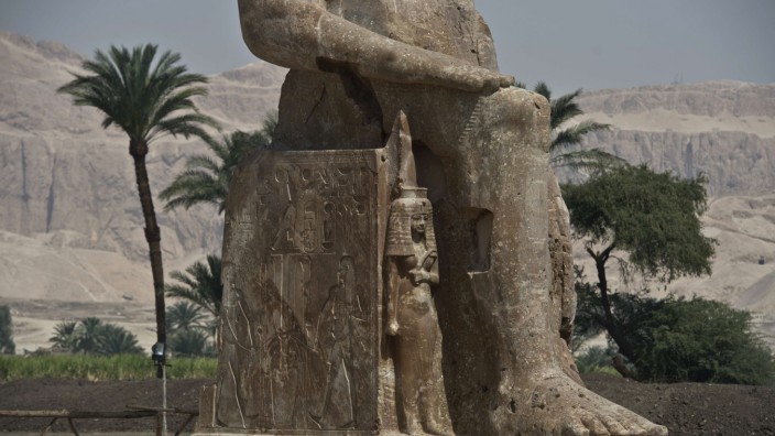 Ägypten: Die zwei kolossalen Statuen von Pharao Amenhotep III wurden nahe ihrer Fundstelle im ägyptischen Luxor enthüllt