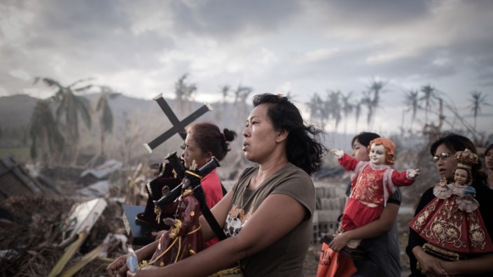 Klimabericht der WMO: Überlebende des Supertaifuns Haiyan auf den Philippinen - der Sturm war einer der stärksten seit Messungsbeginn
