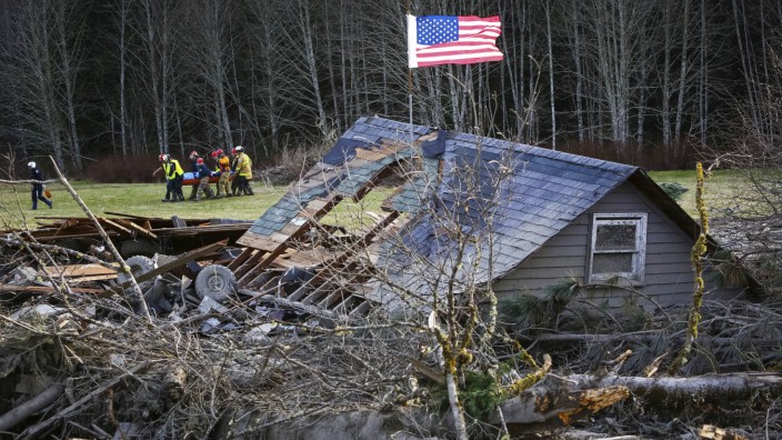 Erdrutsch in den USA: Rettungskräfte bergen eine Leiche aus einem verschütteten Haus nahe Oso.