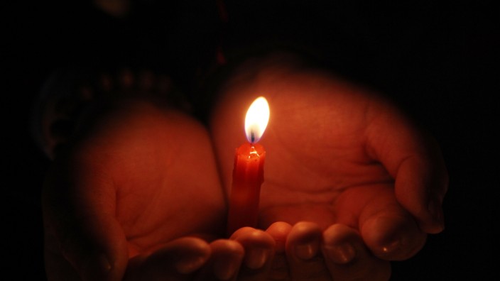 Vermisster Flug MH370: In Malaysia und China fanden am Dienstag Trauerfeiern für die Opfer des verschwundenen Flugzeugs statt.