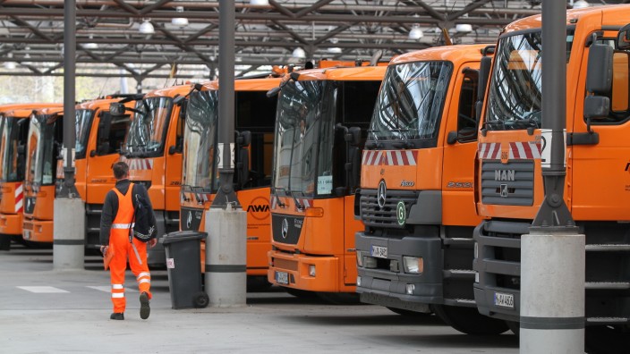Warnstreik: Die Müllautos bleiben im Depot: Die Stadt München rechnet damit, dass in den kommenden beiden Tagen im Stadtgebiet fast keine Tonnen geleert werden.