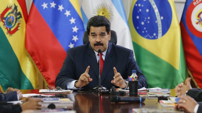 Maduro speaks to UNASUR's foreign ministers at Miraflores palace in Caracas