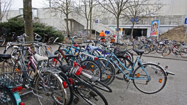 Dachau: Bisher stehen die Fahrräder kreuz und quer am Dachauer Bahnhof. Solche Zustände sollen eine Ende haben, wenn die Fahrradhalle kommt.