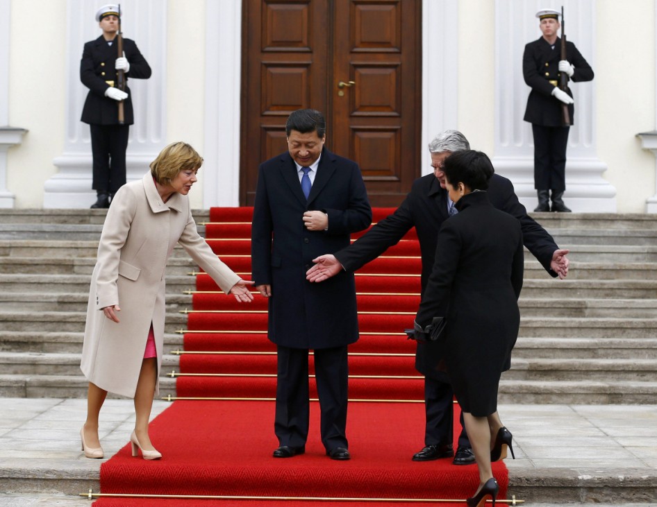 German President Gauck and partner Schadt welcome China's President Xi and his wife Liyuan at Bellevue palace in Berlin