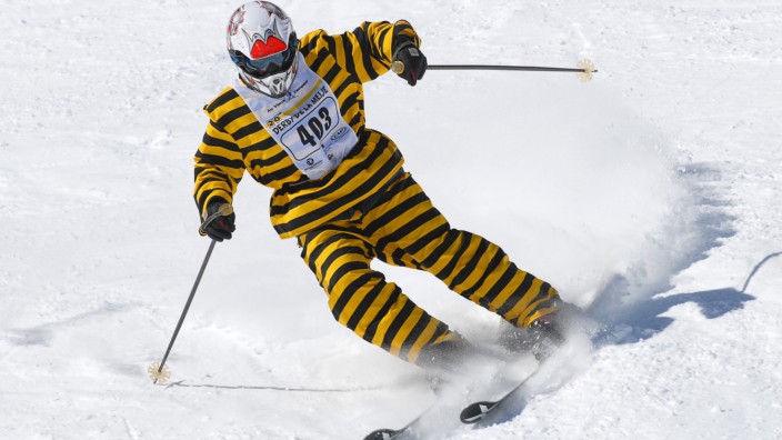 Ein Skifahrer im Tigerdress beim Derby de la Meije