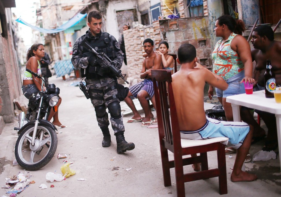 *** BESTPIX *** Federal Forces Occupy Mare Favela Complex