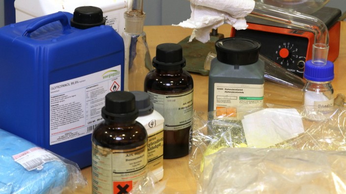 Razzia in Germering: Ein paar der beschlagnahmten Gegenstände aus dem Drogenlabor in Germering.
