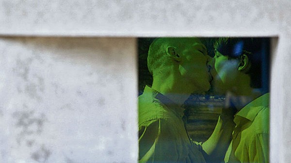 Mahnmal für verfolgte Homosexuelle: Küssende Jungs in gebügelten Hemden - 2010 sollen hier Frauen zu sehen sein.