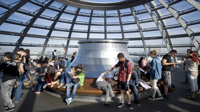 Bundestagsdebatte zum Rentenpaket: Jugendliche Besucher auf der Besucherplattform in der Reichstagskuppel: Experten kritisieren, dass die Jungen unter den Plänen der Regierung leiden müssen.