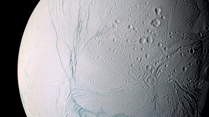 Saturn: Saturnmond Enceladus verbirgt unter seiner Hülle möglicherweise einen flüssigen Ozean