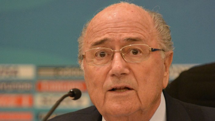 Fußball-WM in Brasilien: Sepp Blatter findet klare Worte für die Verzögerungen in Brasilien.