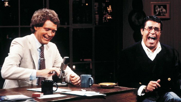 Late-Night-Talker David Letterman: David Letterman (l.) 1982 in seiner Show mit Gast Jerry Lewis.