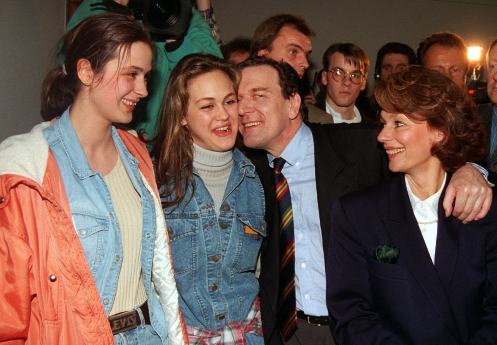 Gerhard Schröder und seine Frau Hiltrud Schröder mit Töchtern, 1994