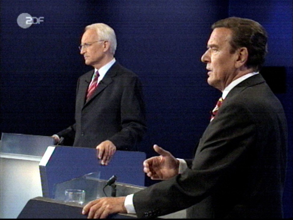 Edmund Stoiber und Gerhard Schröder während TV-Duell, 2002