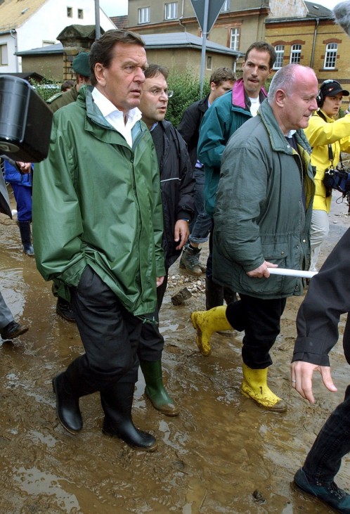 Politiker im Hochwasser