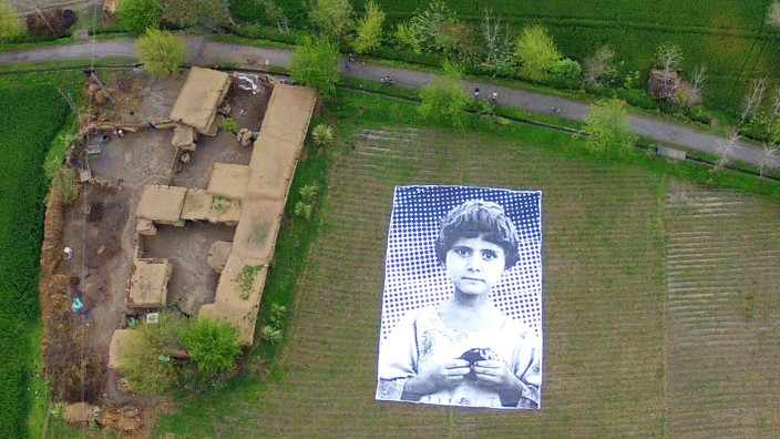 Kunstaktion gegen Drohnen-Angriffe: Gut sichtbar aus der Luft: Mit einem Porträt eines namenlosen Kindes will eine Gruppe von Künstlern und Aktivisten Empathie bei Amerikas Drohnen-Piloten wecken.