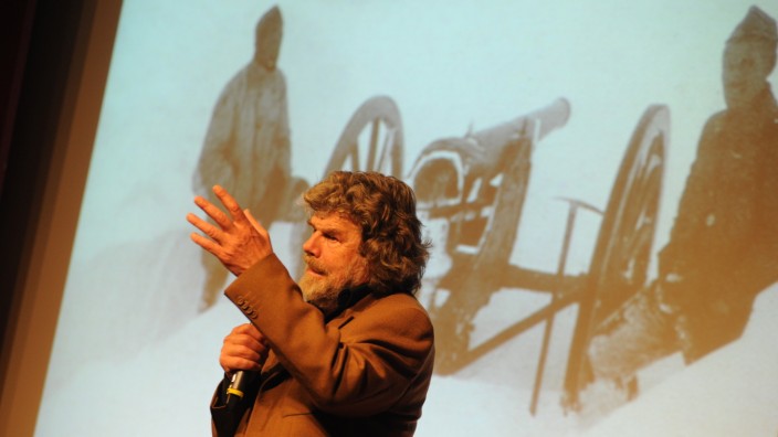 Reinhold Messner über Ersten Weltkrieg: Der Sitzplatz am Pult im Literaturhaus bleibt leer, der sprunghafte Reinhold Messner erzählt lieber im Stehen, er kennt seine Wirkung auf das Publikum.