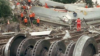 Zehn Jahre nach dem Bahnunfall von Eschede: Helfer im Einsatz nach dem Unglück von Eschede.