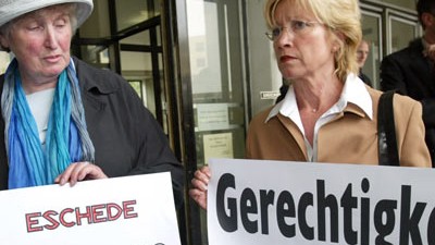 Zehn Jahre nach dem Bahnunfall von Eschede: Hinterbliebene protestieren im April 2003 vor dem Lüneburger Gericht