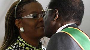 Porträt Grace Mugabe: Die scheinbar treue Frau an der Seite des mächtigen Mannes: Grace Mugabe bei der Vereidigung von Präsident Robert Mugabe am vergangenen Sonntag in Harare.