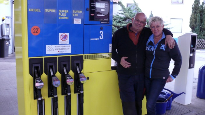 Uwe Möderl und seine Frau Metke an ihrer Tankstelle in Maisach