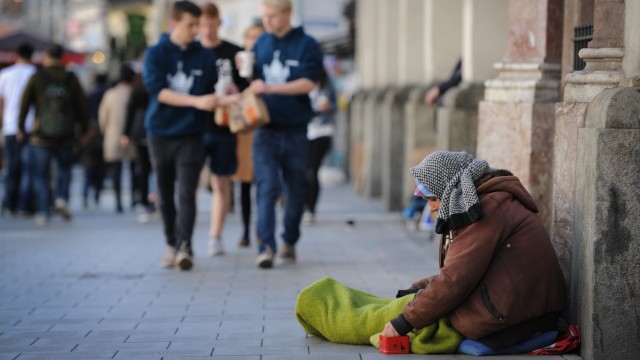 Bettler in München: Eine Frau bettelt in der Nähe des Münchner Marienplatzes.