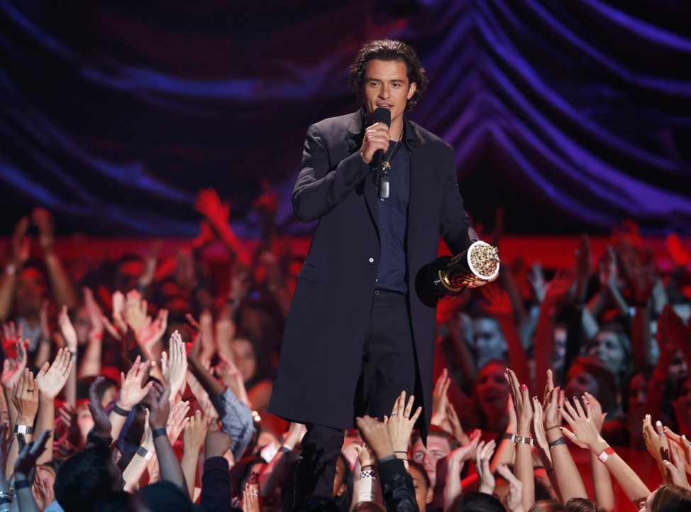 Orlando Bloom accepts the award for Best Fight at the 2014 MTV Movie Awards in Los Angeles