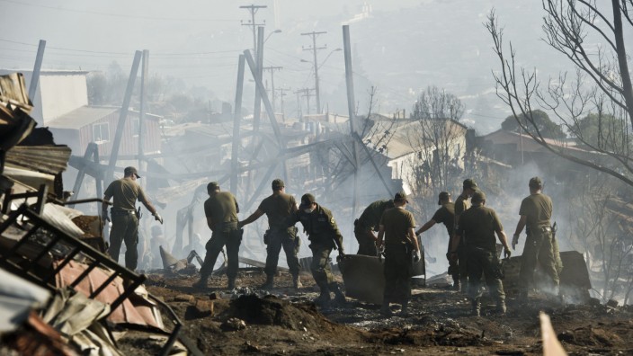 Brände in Chile: 2000 verkohte Häuser und Zerstörung auf mehr als 800 Hektar: Soldaten kämpfen nahe Valparaíso gegen das Feuer.