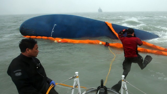 Nach Fährunglück vor Südkorea: Taucher suchen nach möglichen Überlebenden in dem Schiffswrack.