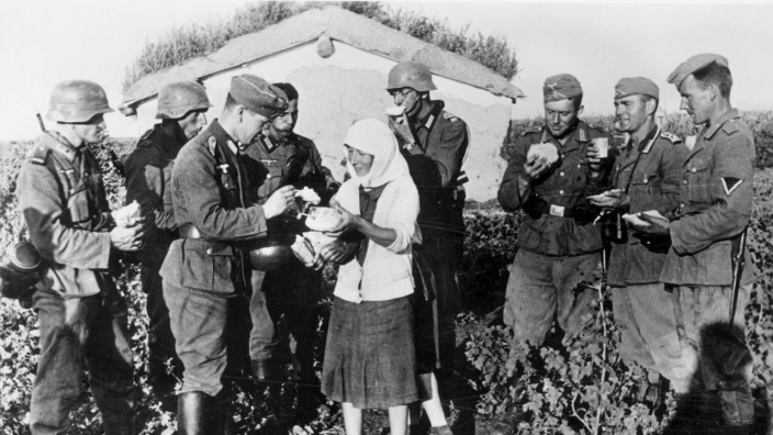 Deutsche Soldaten mit einer Bäuerin hinter der Ostfront, 1941 Zweiter Weltkrieg