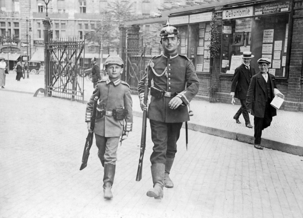 Junge und Gardesoldat in Berlin, 1914 | Boy and Guards soldier in Berlin, 1914