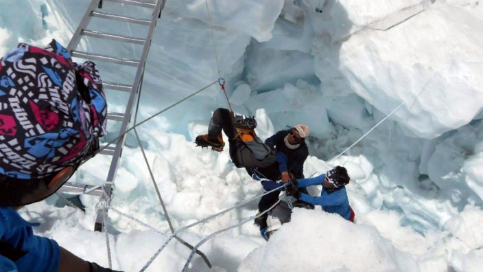 Lawinenunglück am Mount Everest: Einsatzkräfte retten einen Überlebenden nach dem Abgang einer Lawine, in der mindestens zwölf Menschen starben.