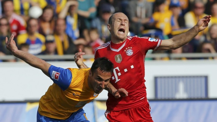 Bayern Munich's Robben and Eintracht Braunschweig's Dogan fight for the ball during their Bundesliga soccer match in Berlin