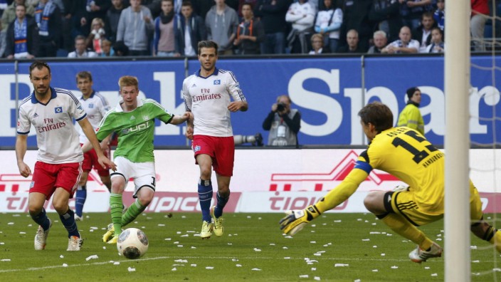 VfL Wolfsburg's De Bruyne scores goal past Hamburger SV's goalkeeper Adler during their Bundesliga soccer match in Hamburg