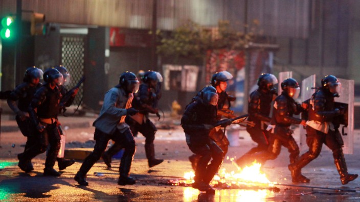 Unruhen in Venezuela: Straßenszene in Caracas während des Osterwochenendes: Demonstranten stoßen mit Polizisten zusammen.