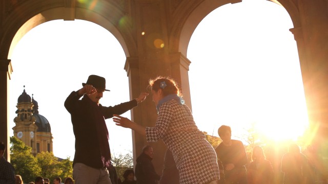 Promi-Tipps für München und Bayern: An sonnigen Sonntagen treffen sich Münchner Tanzfreunde zum "Swing on Sunday" im kleinen Diana-Tempel im Hofgarten.